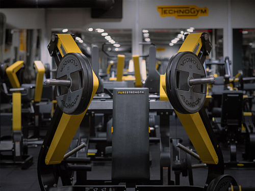 Жим от груди широкий Technogym Pure Strenght Wide Chest Press