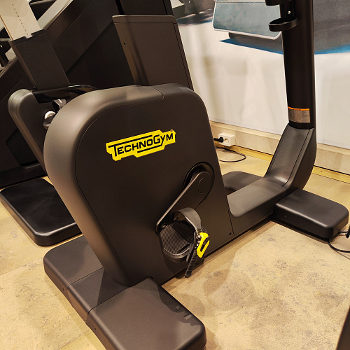 Велотренажер вертикальный Technogym Excite Bike Live 700 (в отличном состоянии)