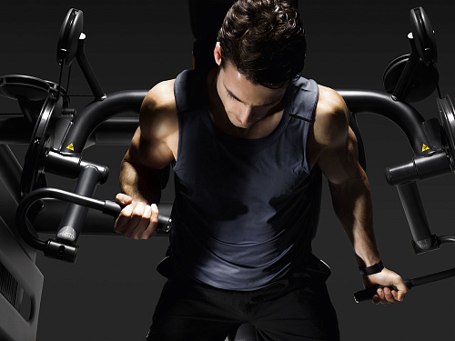 Сгибание рук (бицепс-машина) Technogym Selection 900 Arm Curl