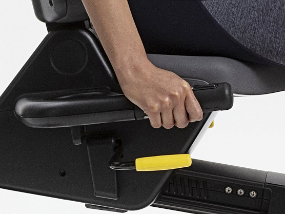 Горизонтальный велотренажер Technogym Excite Recline Connect 300 фото4