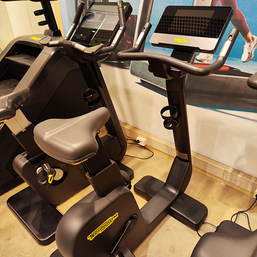 Велотренажер вертикальный Technogym Excite Bike Live 700 (в отличном состоянии)