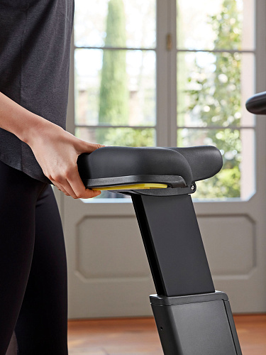 Вертикальный велотренажер Technogym Cycle