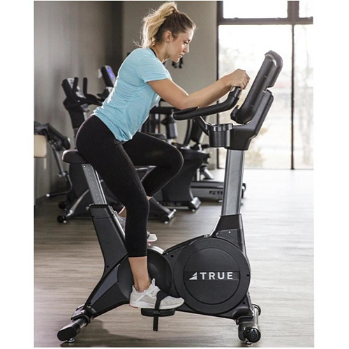 Вертикальный велотренажер True Fitness UC900 с консолью Emerge