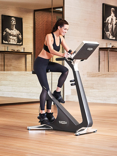 Вертикальный велотренажер Technogym Personal Bike