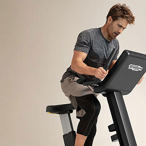 Купить Вертикальный велотренажер Technogym Artis Bike в Москве