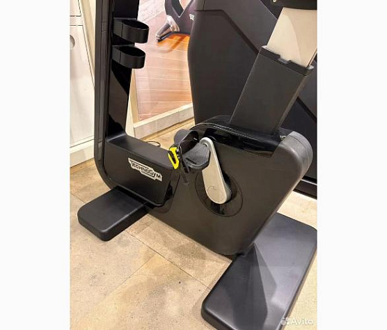 Вертикальный велотренажер Technogym Bike Artis фото6
