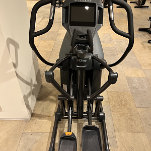 Купить Эллиптический тренажер Octane XT-ONE с консолью Smart в Москве